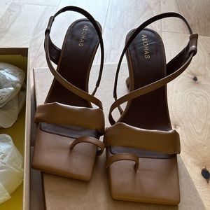 Alohas Asymmetric Straps Sandal size 10